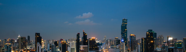 大都市中心的夜间城市景观和高层建筑。市中心商业区全景。图片下载