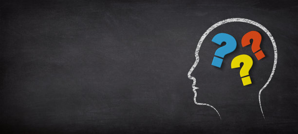黑板上有问号概念的人脑图片下载