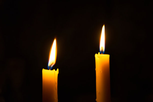 两支蜡烛照亮停电后的黑夜图片下载