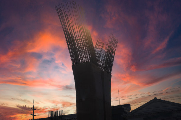 天空背景下的收费道施工现场图片下载