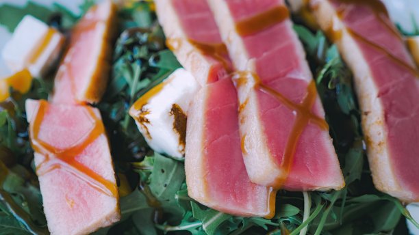 烤海鲜和炸鱼配金枪鱼沙拉和羊乳酪图片下载