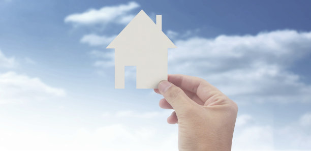 手捧纸屋，合家团圆图片下载