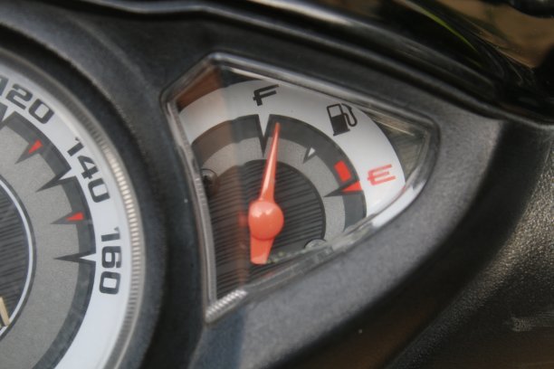 加满。燃料表。图片下载