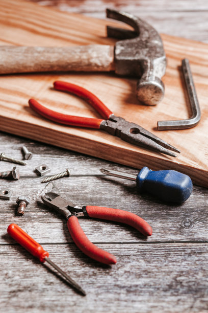 一套在乡村和复古桌上的工具，用于手工艺或建筑图片下载