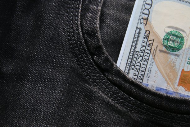 牛仔裤口袋里的美元钞票。图片下载