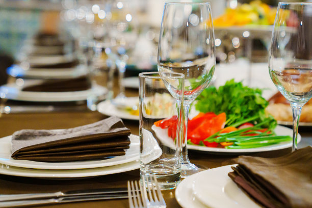 备有点心和餐具的节日餐桌。图片下载