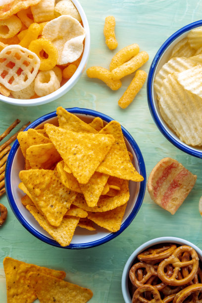 墨西哥玉米片，椒盐脆饼和其他咸味零食，头顶平拍图片下载