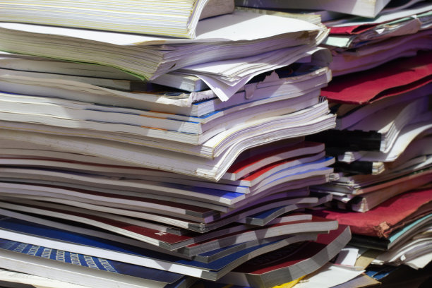 成堆的书，杂志和废纸图片下载