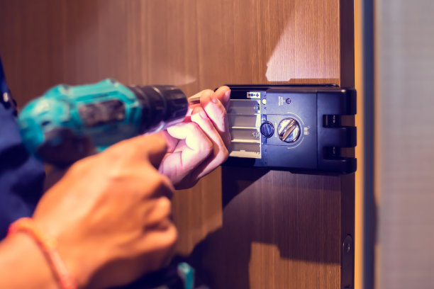 选择性聚焦到数字门锁垫与模糊的手的机械师。图片下载