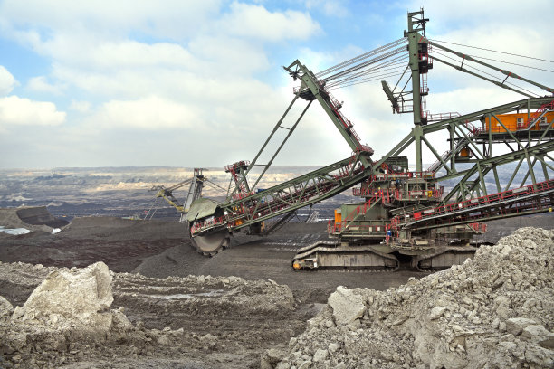 露天矿挖掘过程中的斗轮挖掘机。露天矿上的巨大挖掘机。图片下载