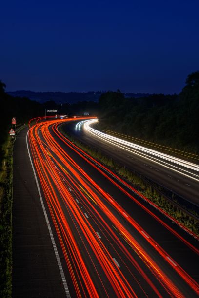 英国英格兰M5高速公路上高速行驶的车辆的红绿灯轨迹。图片下载