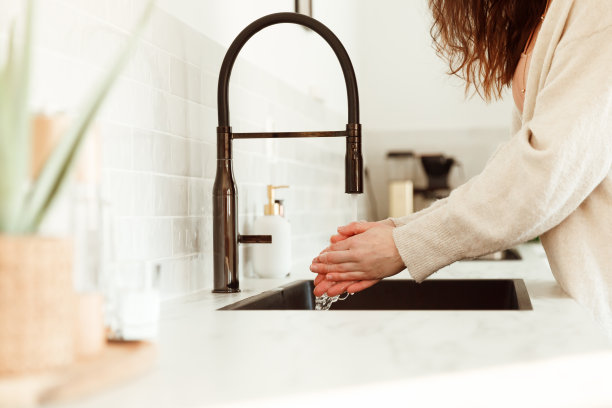 女人在厨房洗手图片下载