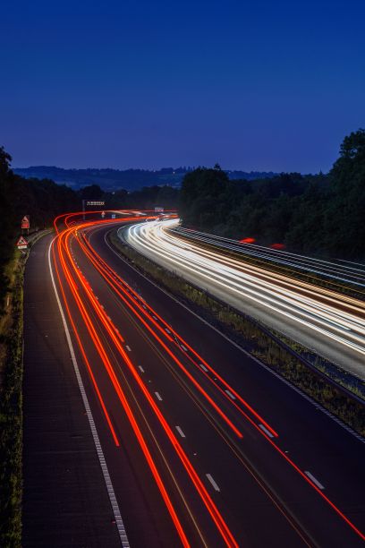 英国英格兰M5高速公路上高速行驶的车辆的红绿灯轨迹图片下载