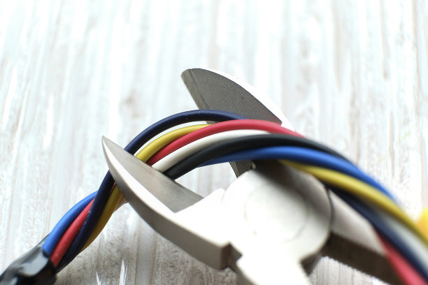 电工用钳子剪电线。剪钳和电缆。切割机正在切割电线或电缆。用剪刀剪电线。金属钳。图片下载