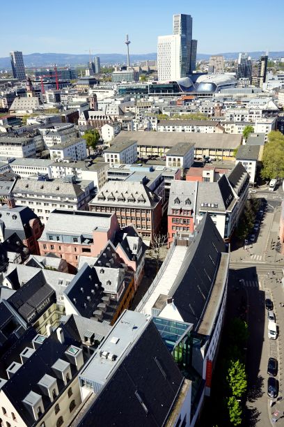 在德国的一个晴朗的日子里，法兰克福市的现代建筑图片下载