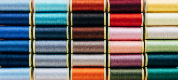 线轴排列成彩虹形状的特写镜头图片下载