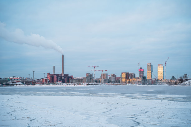 赫尔辛基的天际线工业建筑在冬天结冰的海洋图片下载