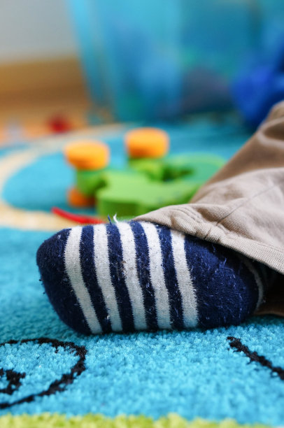 蓝色和白色条纹的婴儿袜子特写镜头图片下载