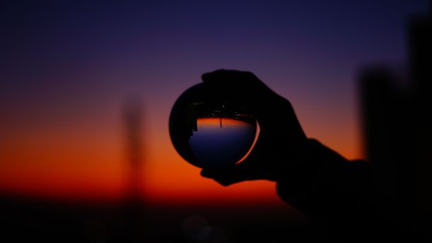 男人的手拿着水晶玻璃球图片下载