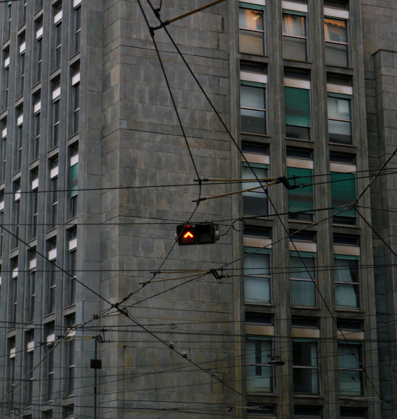 米兰城市街道上的路标图片下载