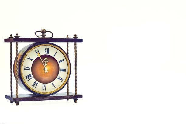 复古橙色木时钟与罗马数字的木制金属站在白色图片下载