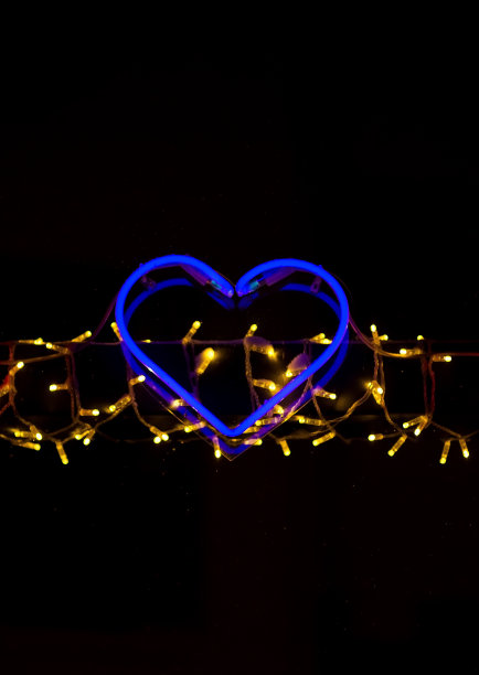 五彩缤纷的霓虹灯心在街上。情人节图片下载