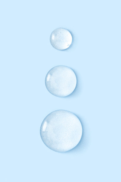 圆形透明凝胶血清滴在蓝色背景图片下载