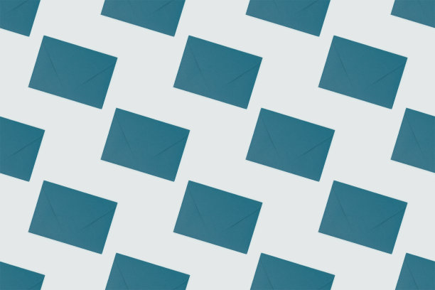 由绿色信封制成的重复图案。图片下载