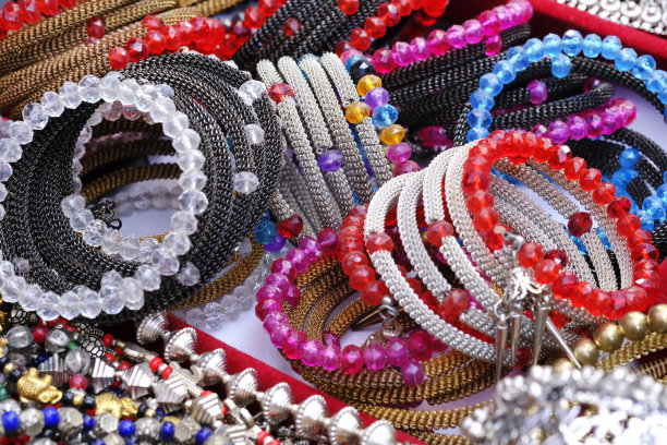 彩色手镯显示在商店为妇女，金属手镯排列在货架上出售，系列手镯。有选择性的重点。图片下载