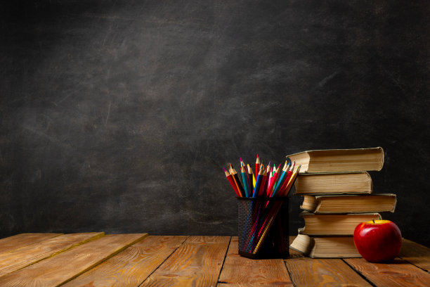 回到学校的概念。黑板背景的学习用品。图片下载