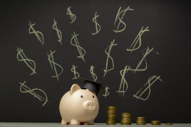 存钱罐和书。大学费用节约理念，文字复制空间图片下载