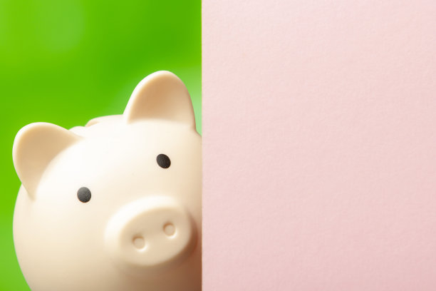 存钱罐和书。大学费用节约理念，文字复制空间图片下载