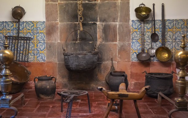 旧厨房和旧的金属厨具图片下载