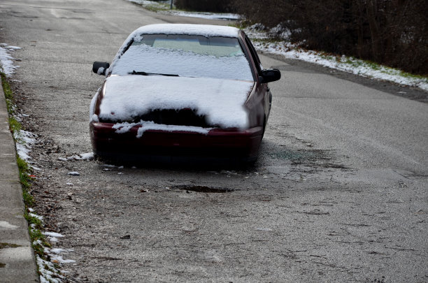 汽车残骸，是指道路上的车辆。它们的特点是由于技术条件的缺陷，在技术上明显不适合操作。冰雪覆盖图片下载