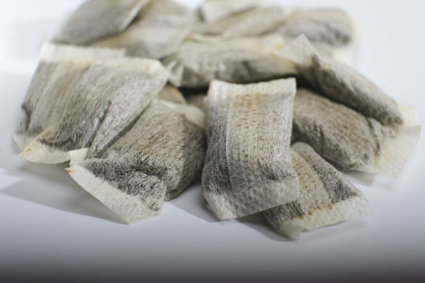 特写的白色瑞典鼻烟罐和部分鼻烟袋对白色背景图片下载