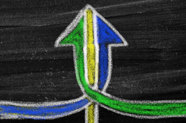 黑板上有箭头的伙伴关系概念图片下载