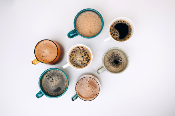 一套白色背景的杯子，里面有不同的咖啡图片下载