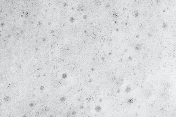 啤酒泡沫顶视图。淡啤酒上有柔软新鲜的泡沫。啤酒的泡沫。啤酒泡沫纹理背景图片下载