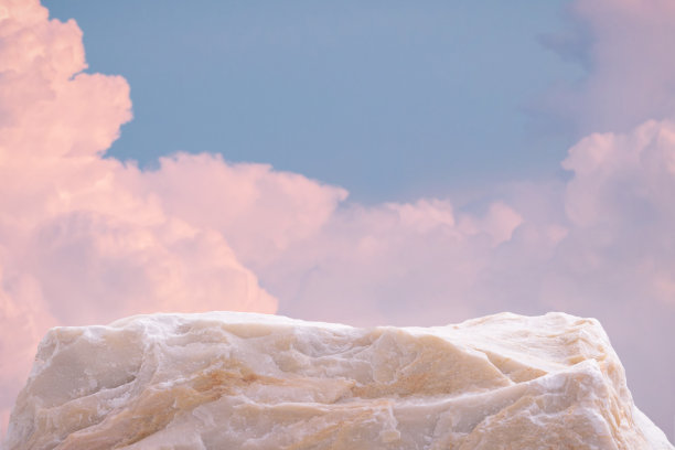 石质讲台桌面与户外柔云粉红粉彩场景自然景观在日出模糊背景。天然美容化妆品或健康产品植入展示基座展示。图片下载