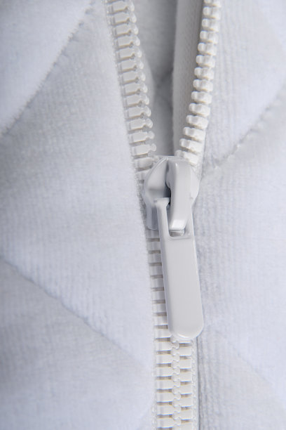 白色闪电特写。将金属拉链系在柔软的背包或衣服上。图片下载