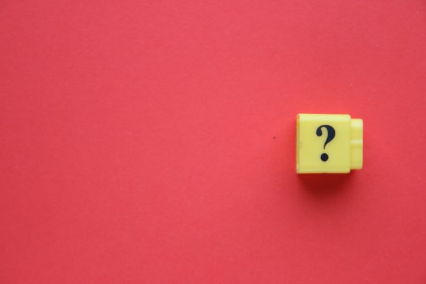 红色背景上有一个问号。图片下载