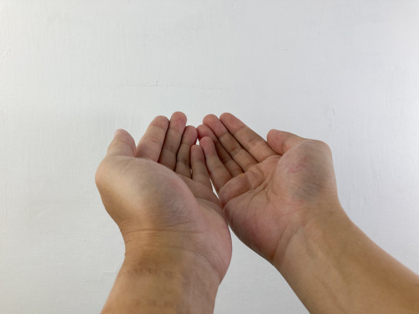 一个年轻人的双手祈祷着希望，祈祷的手姿势，孤立在白色的背景中。图片下载