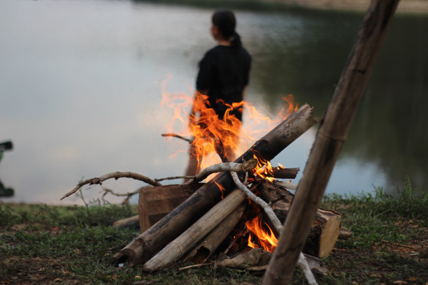 那堆木头正在燃烧起来。图片下载