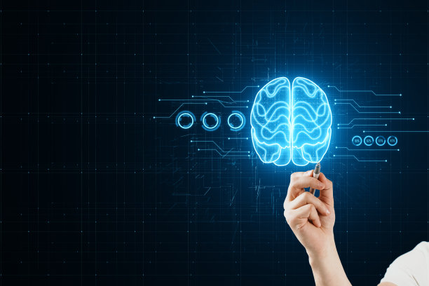 特写的男性手与笔指向或选择发光的大脑全息图在模糊的黑暗电路背景。人工智能和机器学习概念。图片下载