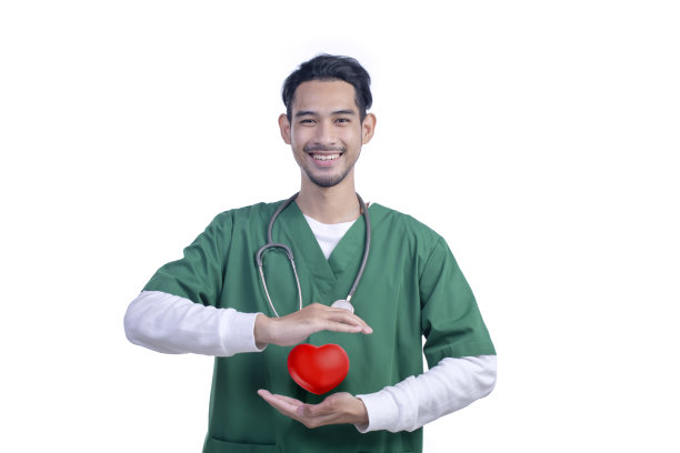亚洲男子医生显示的心脏符号在手上，站着，看着相机孤立在白色背景。图片下载