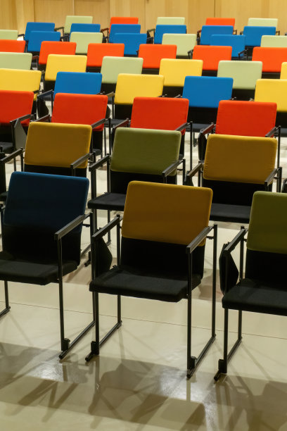 大厅里一排排色彩鲜艳的椅子图片下载