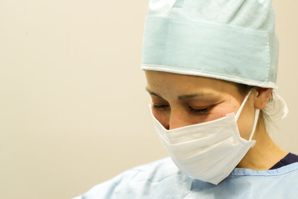 近距离观察手术室里的女外科医生图片下载