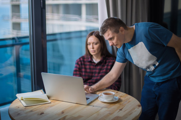 男女IT自由职业者用笔记本电脑工作，讨论结果。自由团队或联合工作的概念图片下载