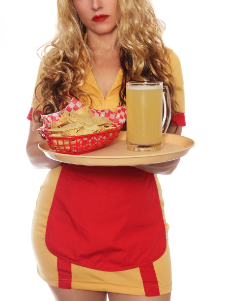 服务员端着玉米片，托盘上放着啤酒图片下载