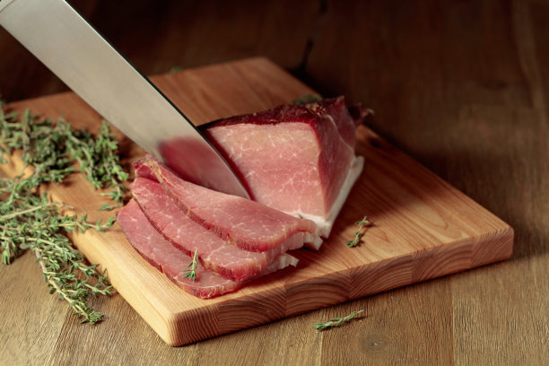 干腌猪肉加百里香放在木砧板上。图片下载